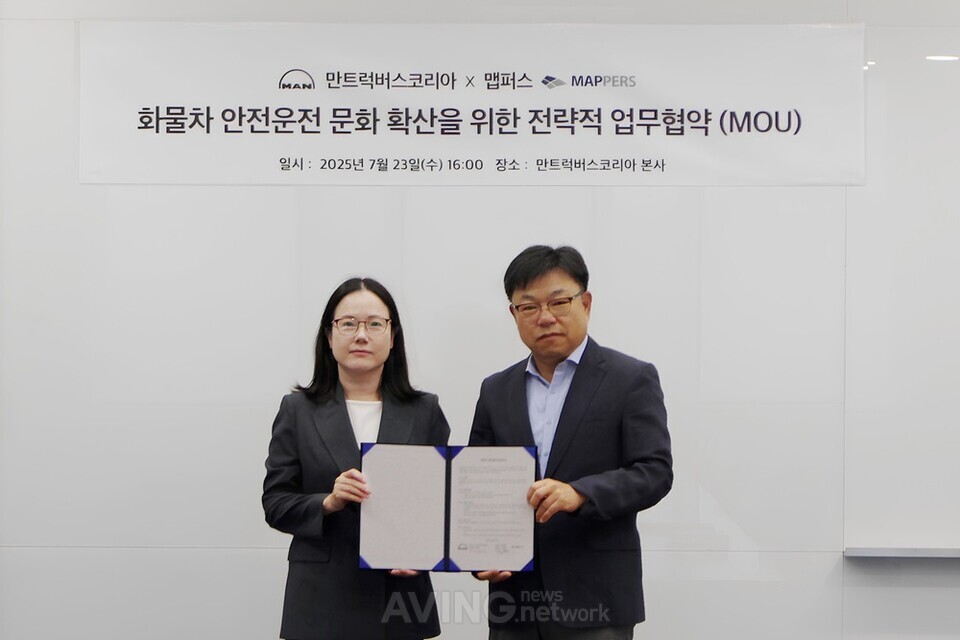 만트럭버스코리아와 맵퍼스의 업무협약식에서 (왼쪽부터) 김보영 만트럭 부사장, 김명준 맵퍼스 대표가 기념 촬영을 하는 모습. │제공-맵퍼스