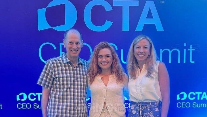 반도라의 CEO 마르시아 페레이라(Marcia Pereira, 가운데)가 CTA CEO 게리 샤피로(Gary Shapiro, 왼쪽), CTA 회장 킨지 파브리치오(Kinsey Fabrizio, 오른쪽)와 기념촬영을 하고 있다 | 사진 제공: UPTEC
