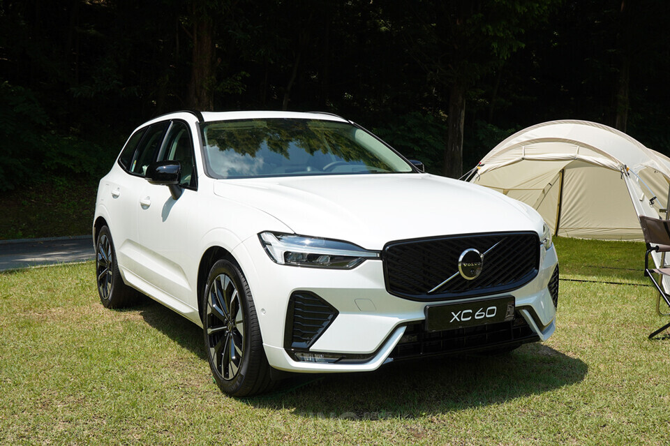 신형 볼보 XC60 B5 울트라(다크 테마) 트림, 크리스탈 화이트 모델 | 촬영 - 에이빙뉴스 