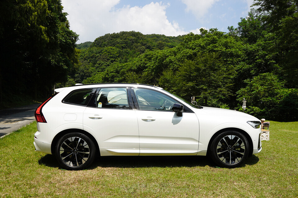 신형 볼보 XC60 B5 울트라(다크 테마) 트림, 크리스탈 화이트 모델 | 촬영 - 에이빙뉴스 