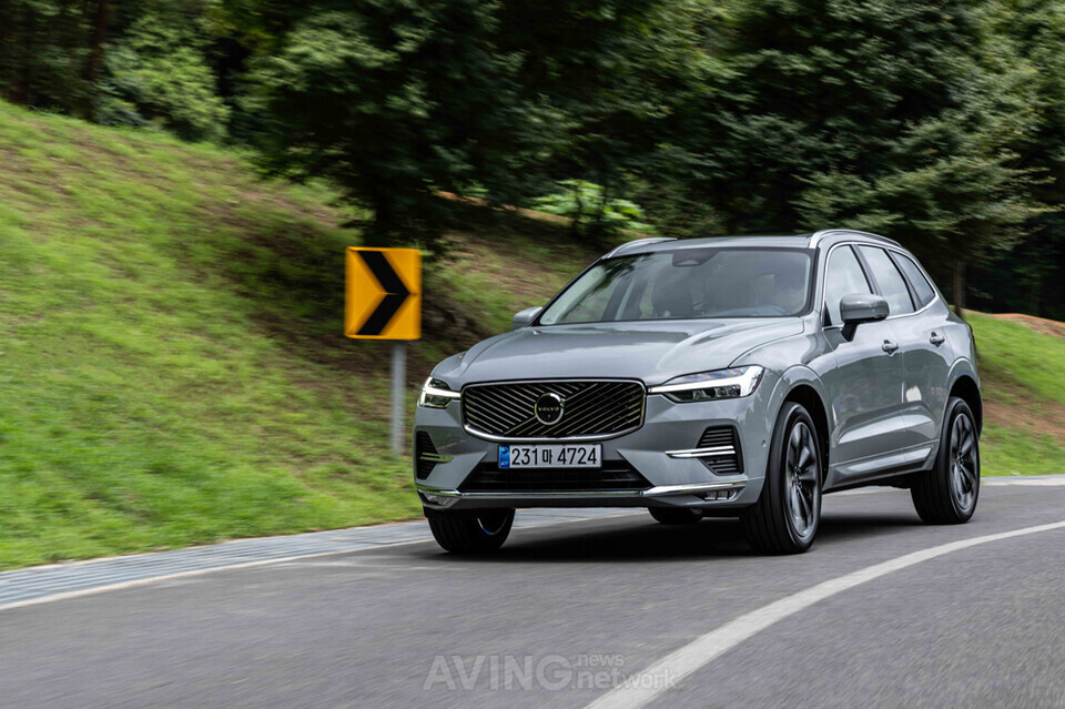 신형 볼보 XC60 B5 울트라(브라이트 테마) 트림, 베이퍼 그레이 모델 | 제공 - 볼보자동차코리아