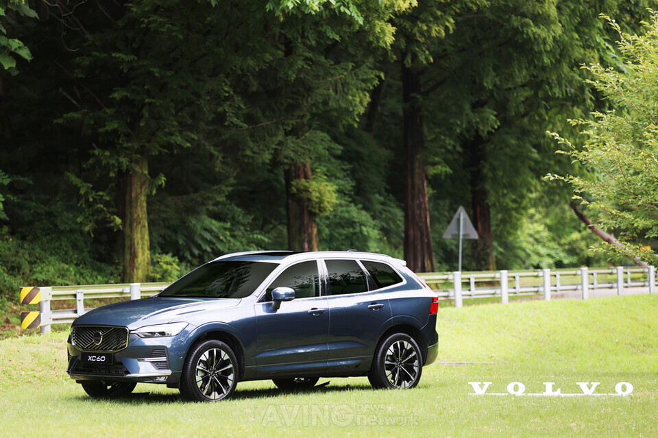 신형 볼보 XC60 B5 울트라(브라이트 테마) 트림, 데님 블루 모델 | 제공 - 볼보자동차코리아