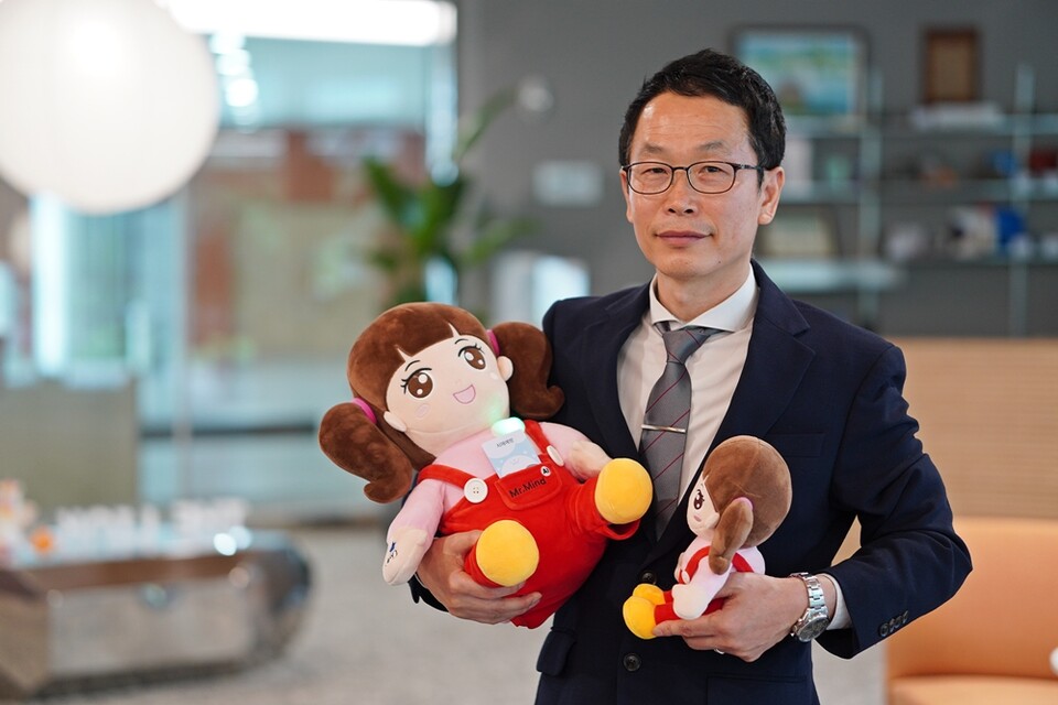 [Pangyo Interview] 미스터마인드, AI 돌봄 로봇 '초롱이'로 고령사회 복... - 뉴스 썸네일 이미지