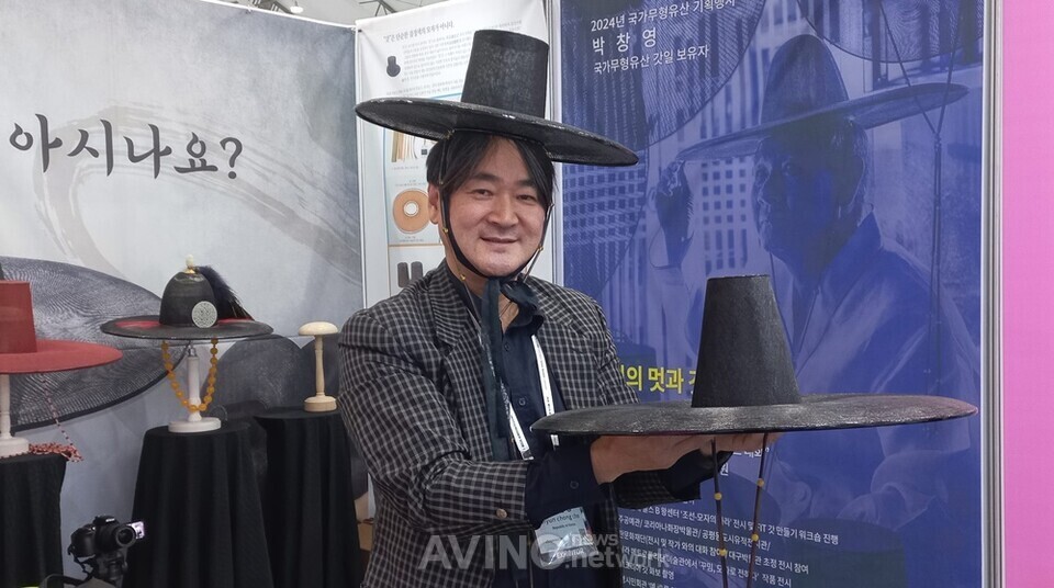 루이엘 모자박물관 관장이자 ‘1초 갓’을 세계 시장에 선보이고 있는 샤뽀 조현종 대표. | 촬영 - 에이빙뉴스