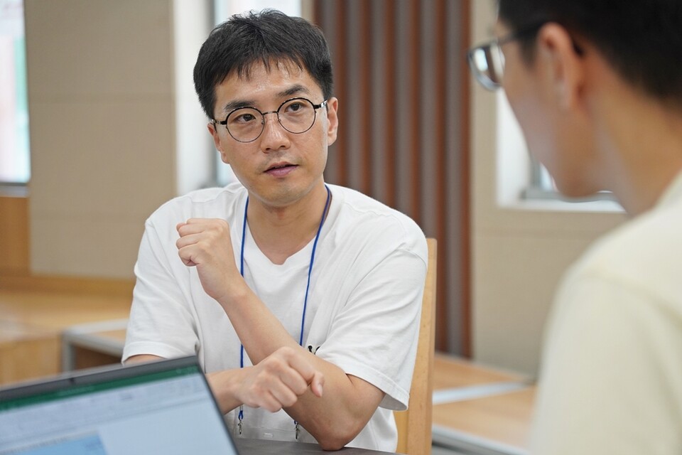 박신욱 리펀디 대표가 스타트업-대기업 간 1:1 밋업 세션에 참가해 자사 플랫폼을 설명하고 있다. ㅣ 촬영-에이빙뉴스