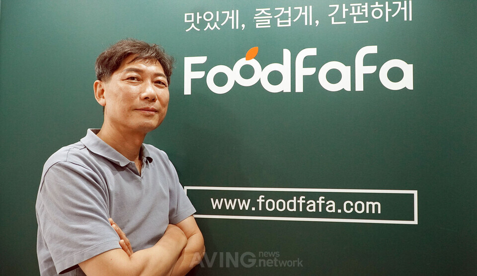 푸드파파 강임성 대표가 곡성 본사(공장) 사무실에서 포즈를 취하고 있다. | 촬영 – 에이빙뉴스