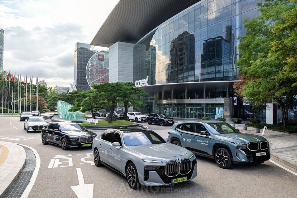 BMW 코리아, ‘프리즈 서울 2025’ VIP 대상 셔틀 서비스 운영... BMW 럭셔리 클래스 모델 32대 지원!