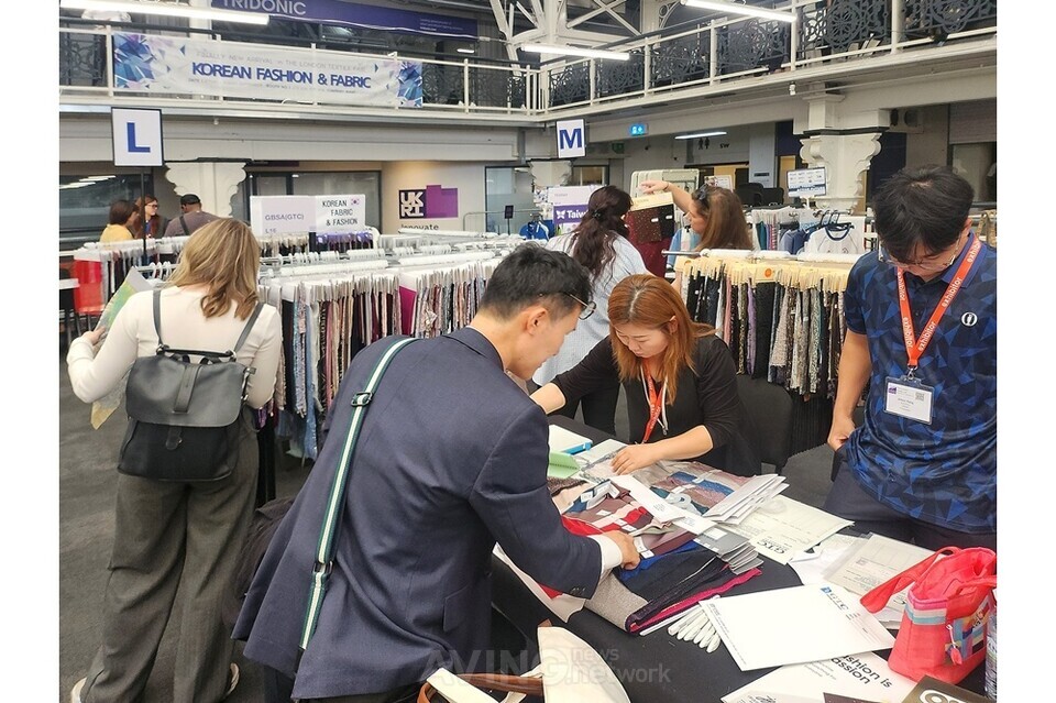 경과원, 런던·마드리드 전시회서 경기도 내 섬유기업 지원… 42개사 1584만 달러 규모 상담 실적 거둬