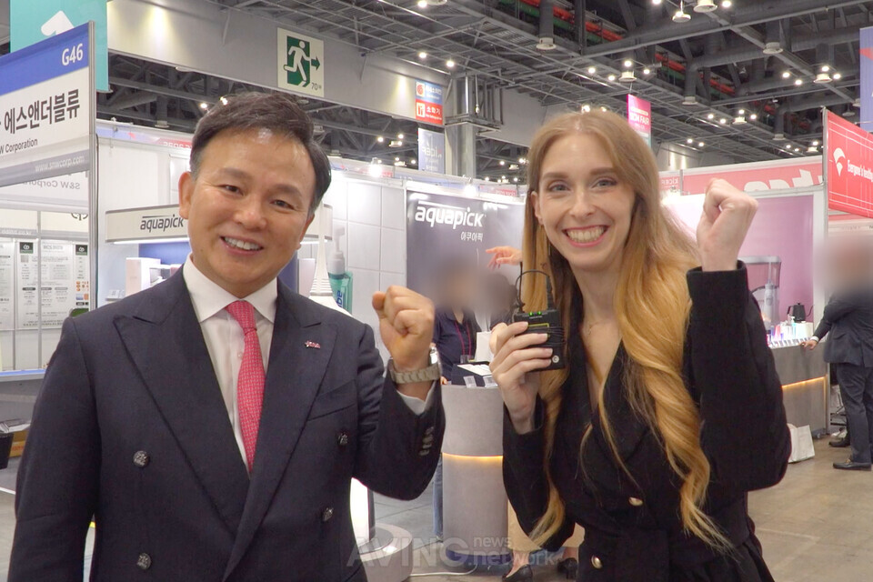 에이빙뉴스 리포터 '케이디(Katharina Haller)’가 대한민국 산업단지 수출 박람회에서 이계우 한국산업단지경영자연합회 회장(좌)과 인터뷰를 하는 모습. | 촬영-에이빙뉴스