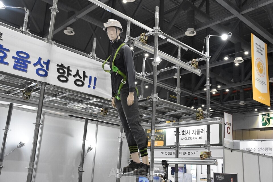 한국경량레일, 2025 한국건설·안전박람회 참가... 다목적 활주장치 활용한 비계 작업자용 안전대 체결 장치 공개