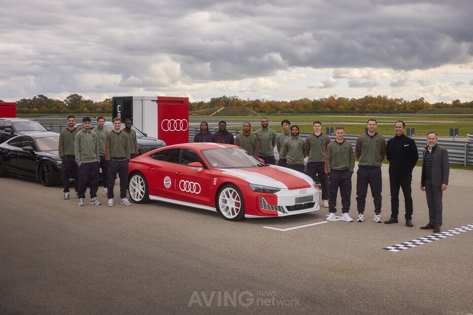 아우디, ‘FC 바이에른 뮌헨’에 새 시즌 공식 차량 전달... “23년간 이어온 파트너십 강화”