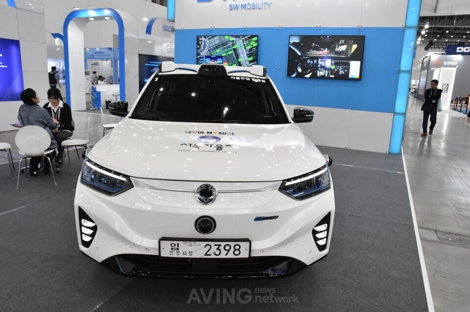 에스더블유엠은&nbsp;DIFA 2025에서 실제 서울 강남 도심에서 운행 중인 ‘로보택시(Robotaxi)’ 상용화 차량을 선보였다. | 촬영 - 에이빙뉴스