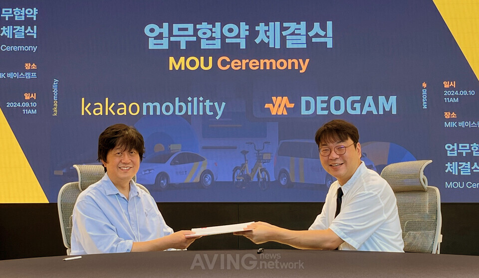 지난해 9월 말, “더감, 카카오모빌리티 전기차 에너지 절감 목표로 MOU 체결” 장면. (좌) 카카오모빌리티 고경선 부장(사업기획팀), (우) 더감 김진욱 대표가 기념촬영을 하고 있다. I 촬영 - 에이빙뉴스