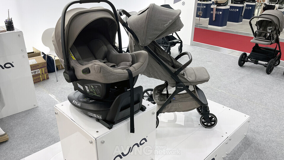 보통 아빠 '오타니'처럼… 잠든 아이 깨우지 않는 '뉴나' 트래블 시스템(카시트+유모차), 코베 베이비페어서 주목!
