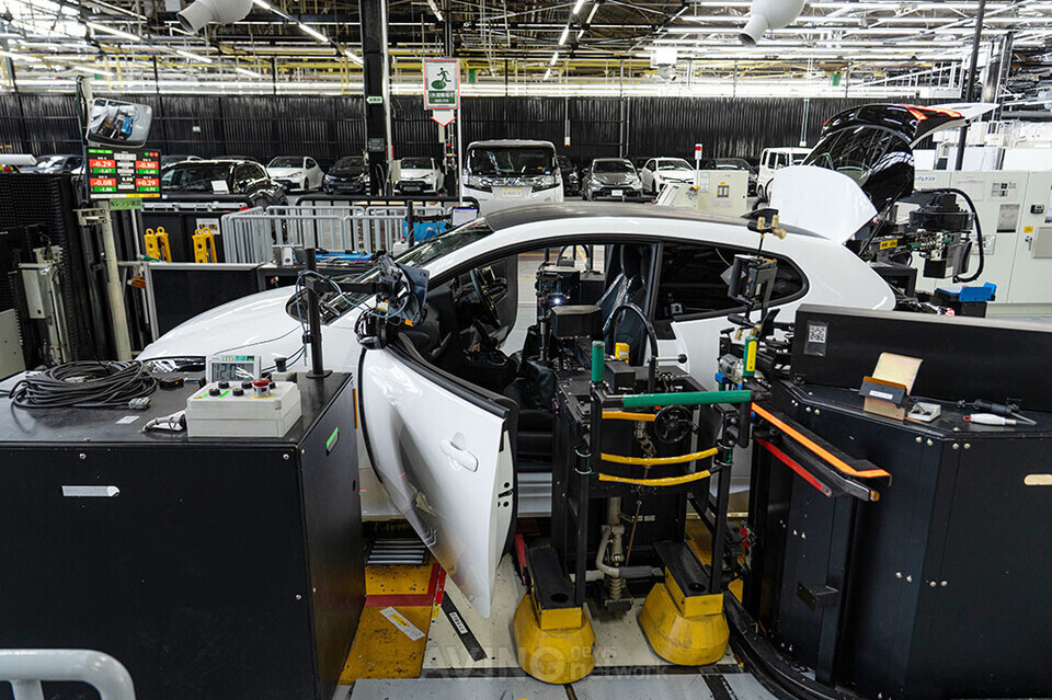 GR 야리스 모델의 얼라이먼트 조정을 위해 무게추를 시트에 고정하고 있다. | 제공-토요타 자동차