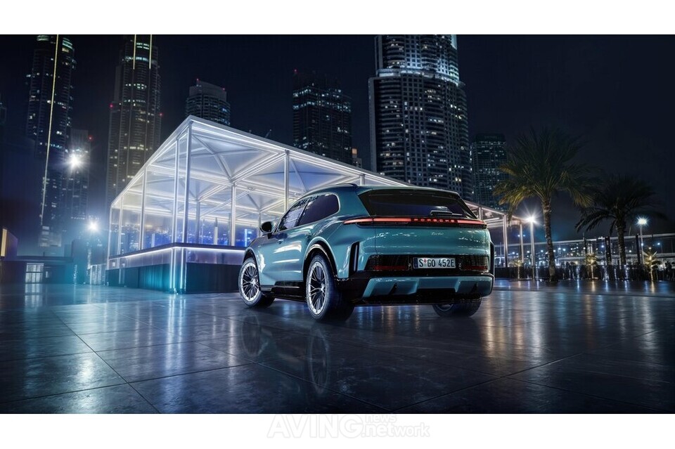 포르쉐 AG, ‘아이콘즈 오브 포르쉐’서 카이엔 일렉트릭 선보여... “미래지향적 디자인, 두바이의 현대적 감성과 조화”