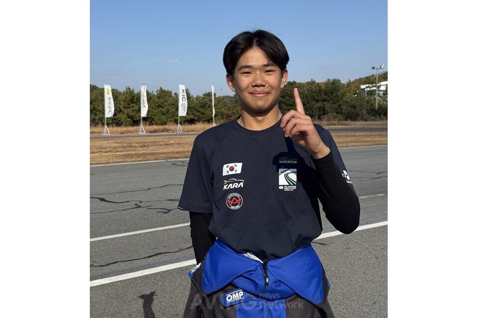 시니어 클래스 데뷔전에서 우승을 차지한 최무성이 포즈를 취한 모습. │제공-대한자동차경주협회