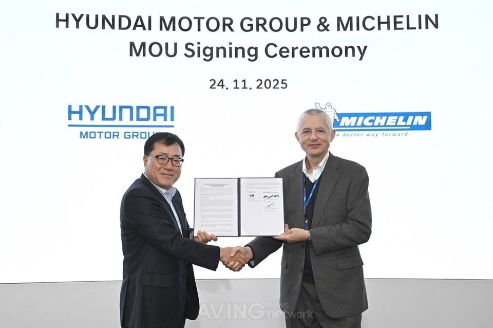 기술 공동 개발 업무협약식에서 (좌측부터) 현대차·기아 제네시스설계센터장 신용석 상무, 미쉐린 조지레비 아시아퍼시픽 OE 총괄 부사장이 기념사진을 찍는 모습. │제공-현대자동차·기아