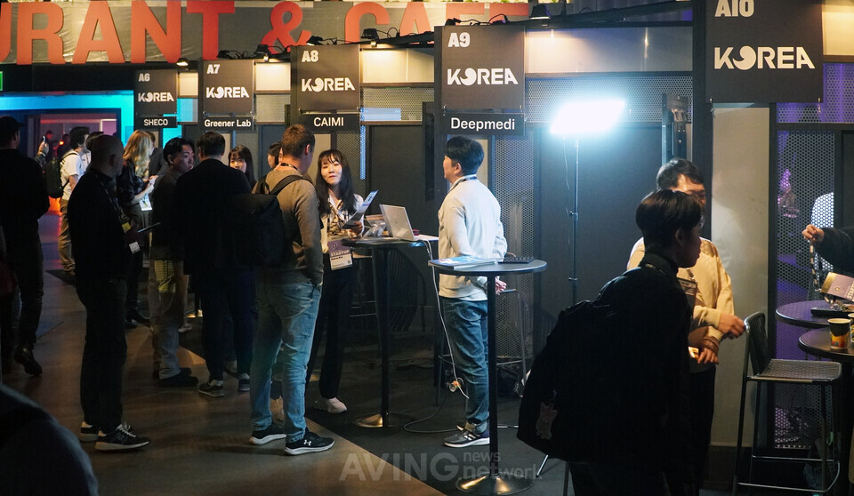 SLUSH 2025 현장에서 인천테크노파크 지원 기업들이 KOREA 공동부스에서 글로벌 바이어와 기술 상담을 진행하는 모습 | 촬영 - 에이빙뉴스