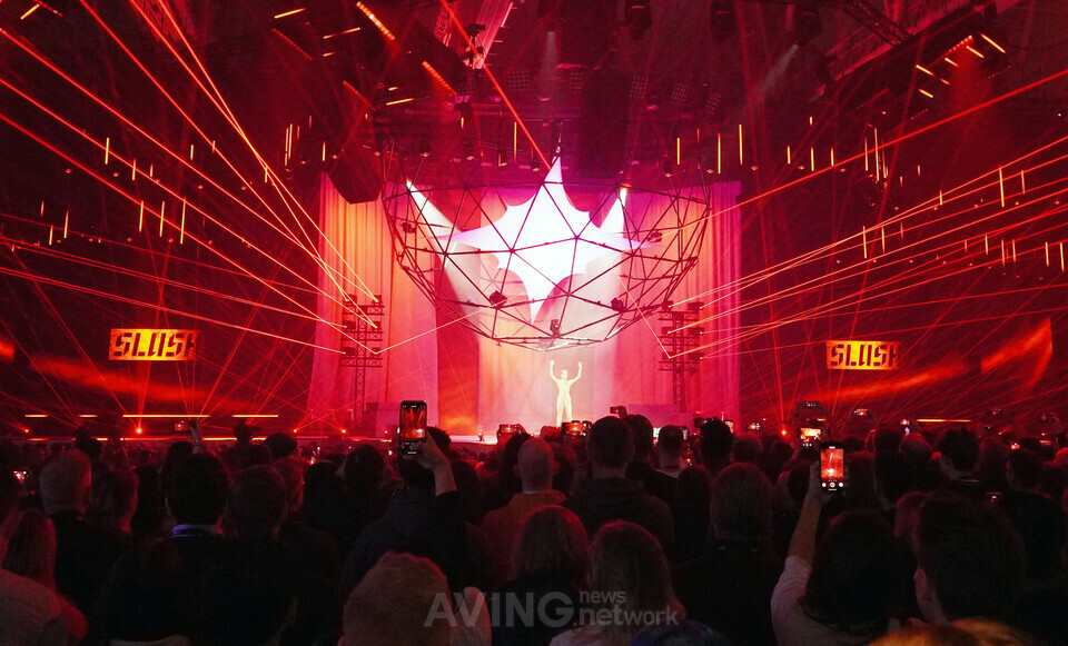 강렬한 레이저 쇼와 함께 진행된 SLUSH 2025 메인 오프닝 무대 | 촬영 - 에이빙뉴스