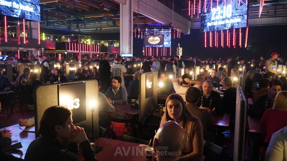 SLUSH 2025 현장에서 진행된 1:1 미팅 존. 글로벌 스타트업과 투자자가 밀도 높은 비즈니스 상담을 이어가는 모습 | 촬영 - 에이빙뉴스