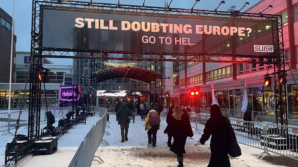 “STILL DOUBTING EUROPE? GO TO HEL.” 슬러쉬 특유의 감성과 디자인이 강조된 행사 입구 풍경 | 촬영 - 에이빙뉴스