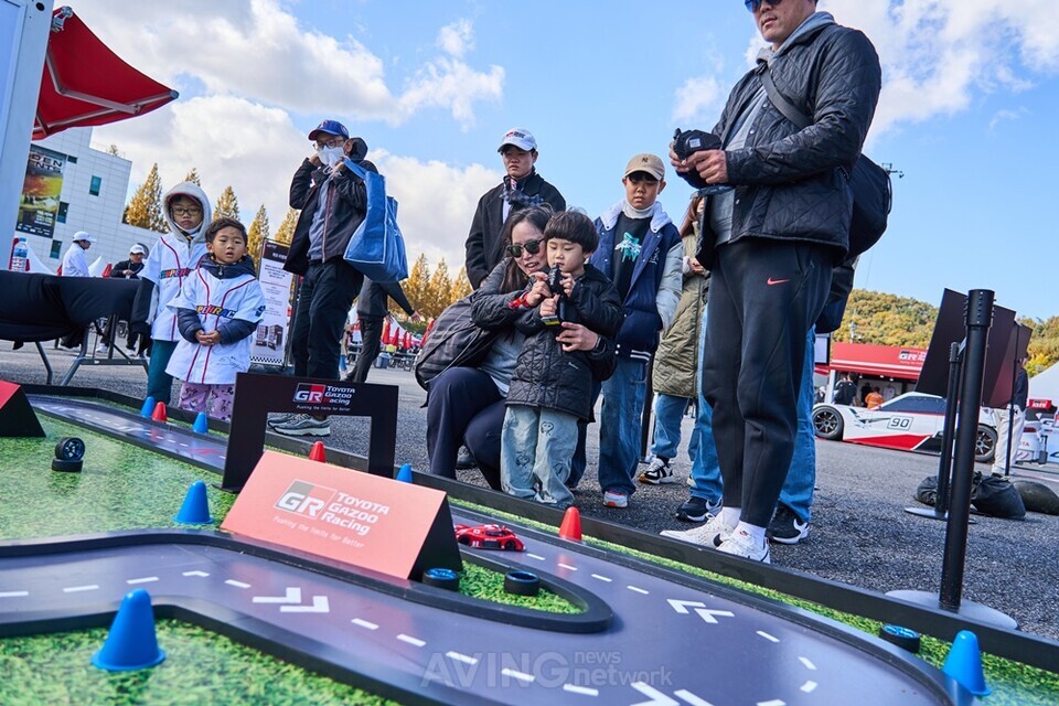 지난 11월 2일, 슈퍼레이스 최종전을 찾은 관람객이 팬존에서 다양한 체험 활동을 즐기고 있다. │제공-슈퍼레이스