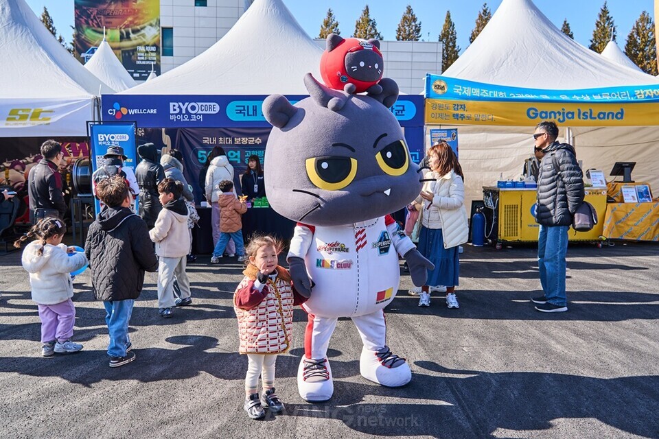 지난 11월 2일, 슈퍼레이스 최종전을 찾은 관람객이 팬존에서 다양한 체험 활동을 즐기고 있다. │제공-슈퍼레이스