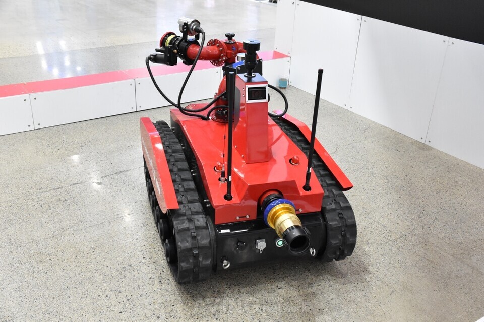 티엑스알로보틱스, 2025 대한민국 미래공항엑스포서 ‘소방로봇’ 출품... “위험한 재난 현장에서 소방 인력 대체”