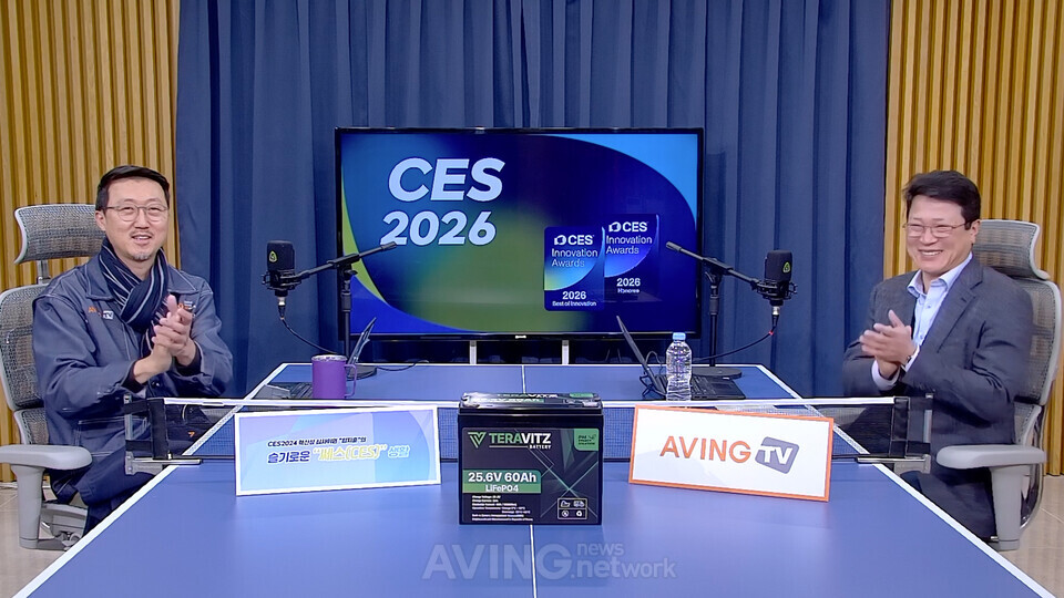 CES 2026 혁신기업 인터뷰 후 포즈를 취하는 최지훈 에이빙뉴스 편집장(좌)과 현덕수 피엠에너지솔루션 대표(우) I 촬영 - 에이빙뉴스