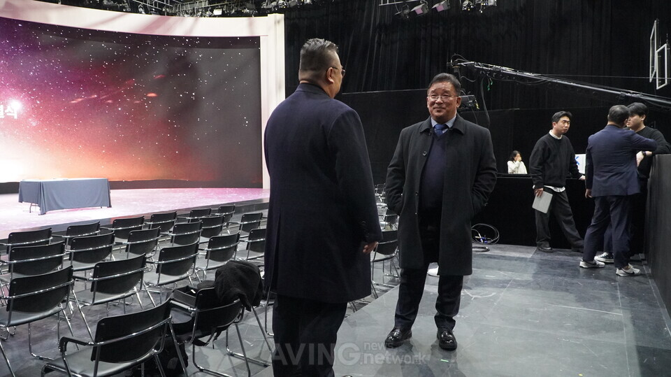 업무협약 체결을 앞두고 동아피엠과 엔피 관계자들이 XR 스튜디오 현장에서 협력 방안을 논의하고 있다. | 촬영 – 에이빙뉴스