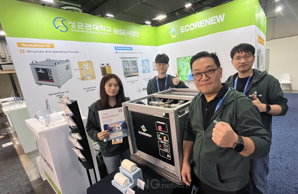CES 2026 에코리뉴 부스에서 최덕현 대표(앞줄 오른쪽)와 연구진이 폐윤활유를 현장에서 정제하는 ‘리뉴플로우 오일(RenewFlow-Oil)’ 시스템을 소개하고 있다. | 촬영 – 에이빙뉴스