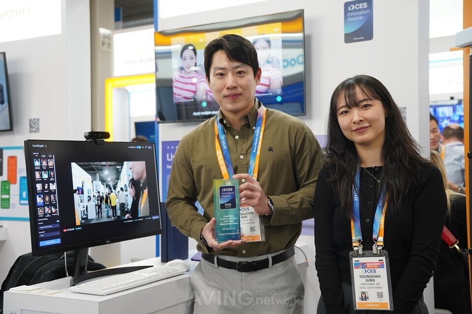 디오비스튜디오의 민병준 대표(왼쪽)와 정영화 매니저가 CES 2026 현장에서 기념 촬영을 하는 모습. │촬영 – 에이빙뉴스