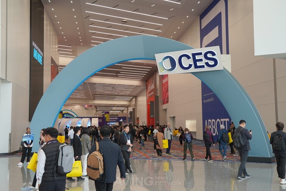 CES 2026 점령한 '휴머노이드 로봇', 먼 미래의 기술에서 벗어나 현실의... - 뉴스 썸네일 이미지
