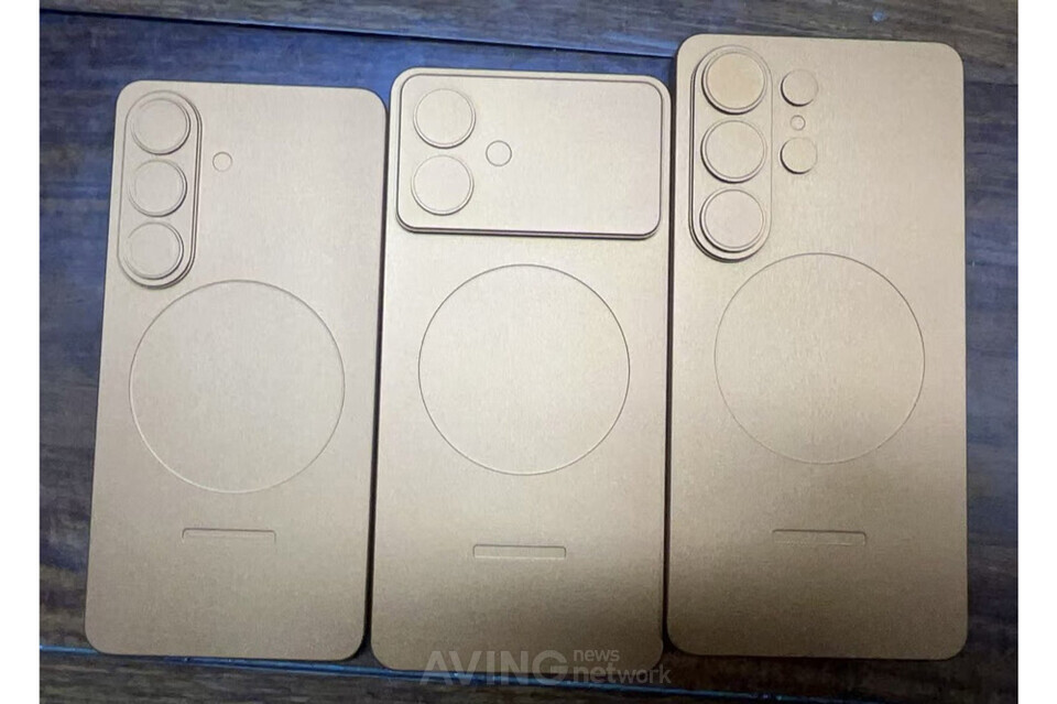 지난해 5월 공개된 갤럭시 S26 시리즈 3종 더미 유닛 | 출처 - 소니 딕슨 X