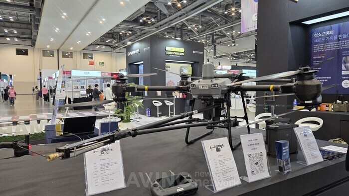 DJI 기체 기반 드론에 고압 살포 장치를 겷합한 플라이존 청소드론 | 촬영-에이빙뉴스