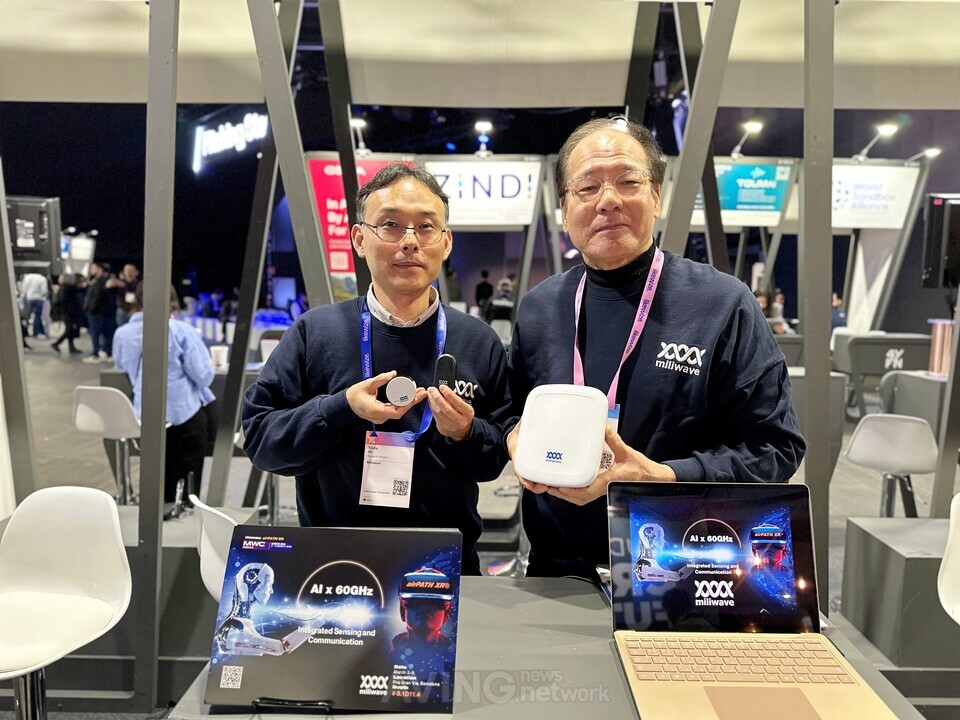 MWC 2026에 참가한 밀리웨이브(miliwave) 한영하 대표(우측)와 관계자 | 촬영-에이빙뉴스