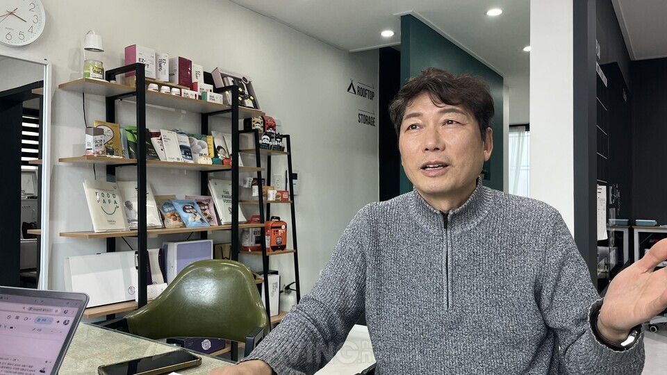 푸드파파 F&B 강임성 대표가 ‘바로먹는 파파스틱 쌀 떡볶이’의 개발 배경과 해외 시장 반응에 대해 설명하고 있다. | 촬영 - 에이빙뉴스