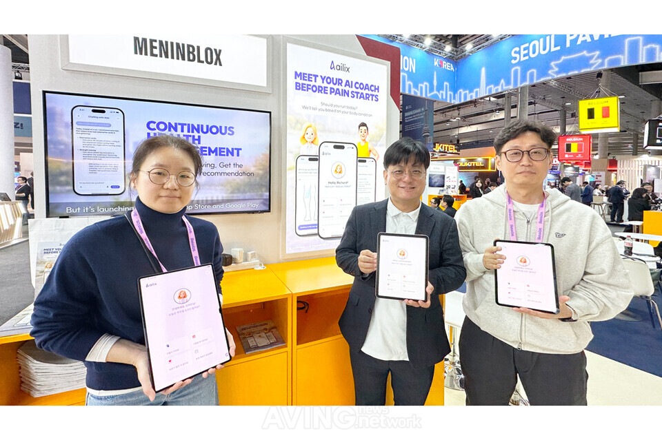 MWC 2026 현장에서 박종형 대표(사진 중앙)를 포함한 맨인블록 임직원들이 기념 사진을 촬영하고 있다. | 촬영 - 에이빙뉴스