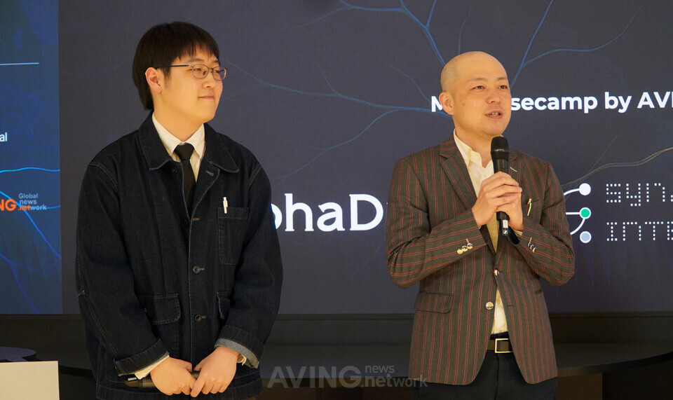 (왼쪽부터) Synapse International 이민찬 대표와 AlphaDrive 아소 요이치 대표가 ‘SIM 2026’ 행사에서 한·일 기업 협력과 스타트업 일본 시장 진출 전략에 대해 설명하고 있다. | 촬영 - 에이빙뉴스
