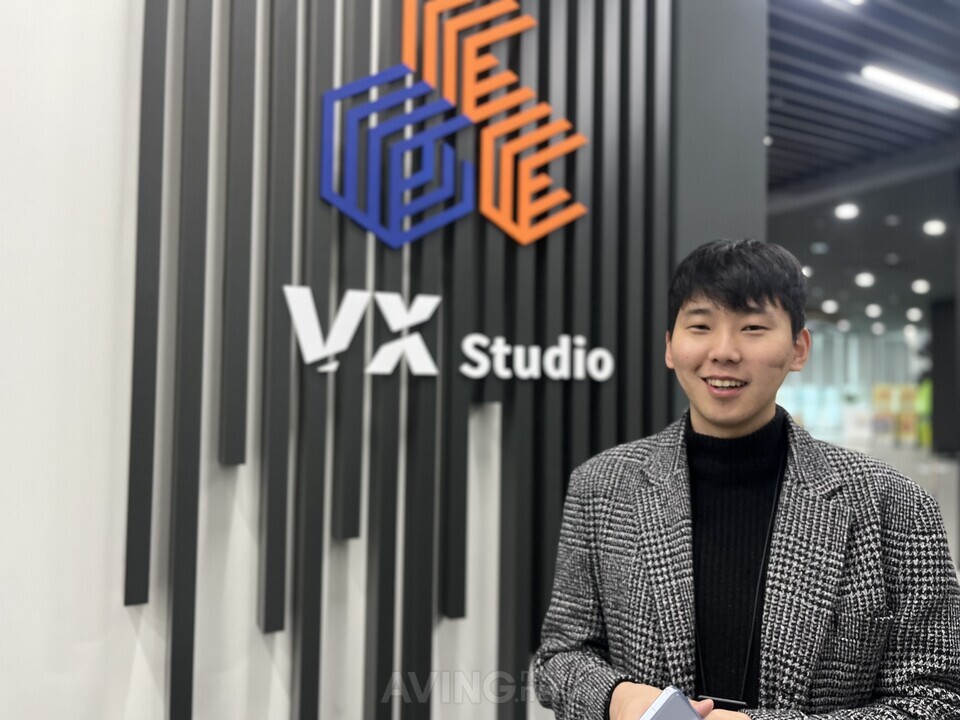 광주광역시 광주실감콘텐츠큐브(GCC) 내 VX 스튜디오 앞에서 지니소프트 김도현 대표가 인터뷰를 진행하고 있다. | 촬영 - 에이빙뉴스