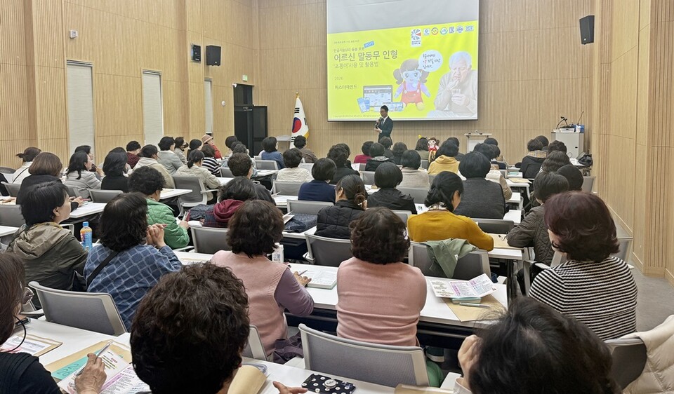 미스터마인드, 인공지능(AI) 돌봄 로봇 '초롱이' 돌봄 종사자 역량 강화... - 뉴스 썸네일 이미지