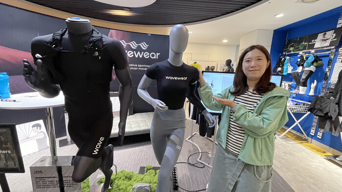 웨이브컴퍼니 조나연 공동대표가 서울 마포구 DMC첨단산업센터 쇼룸에서 웨이브웨어 핵심 제품군을 소개하고 있다. | 촬영 – 에이빙뉴스