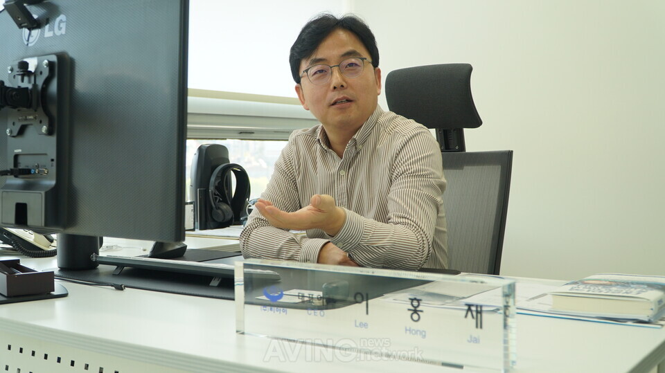티아이 이홍재 대표가 안과 수술 의료기기 '아이매쓰(iMASS)'의 국내 임상 완료와 글로벌 시장 전략에 대해 설명하고 있다. | 촬영 – 에이빙뉴스