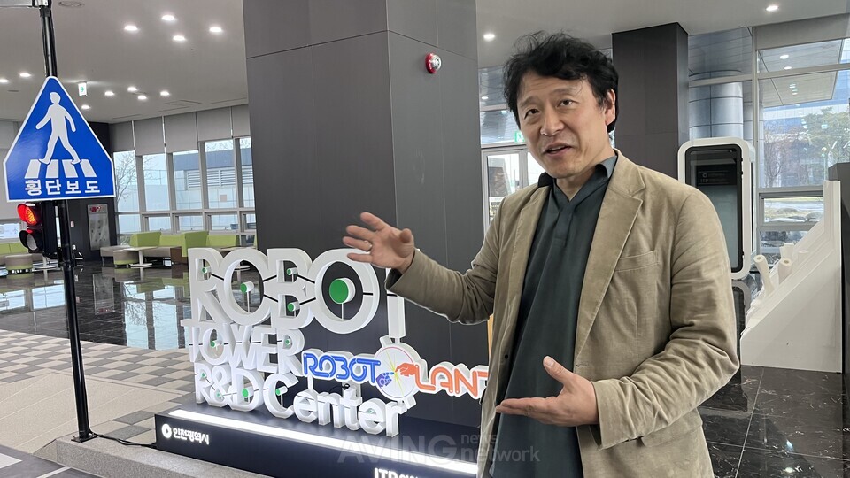 CEO Robert Lee of ROBOWORKS - From Factory Automation to Stores and ...