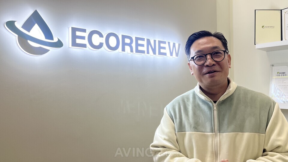 에코리뉴 최덕현 대표가 본사 연구소에서 자사의 나노코팅 필터 기술과 ENVEX 2026 참가 전략을 설명하고 있다. | 촬영 - 에이빙뉴스