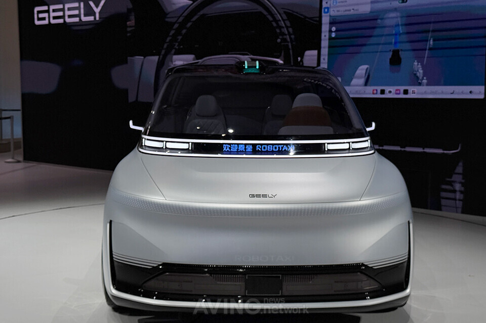 지리자동차그룹 24일(금, 현지 시각) ‘2026 베이징 국제 모터쇼'에서 선보인 중국 최초의 로보택시 전용 프로토타입인 ‘EVA 캡(EVA Cab)’ 외괸 모습. | 촬영-에이빙뉴스
