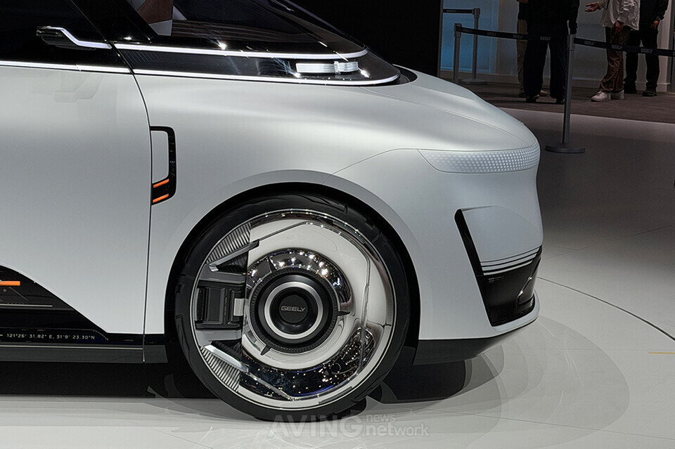 지리자동차그룹 24일(금, 현지 시각) ‘2026 베이징 국제 모터쇼'에서 선보인 중국 최초의 로보택시 전용 프로토타입인 ‘EVA 캡(EVA Cab)’ 외괸 모습. | 촬영-에이빙뉴스