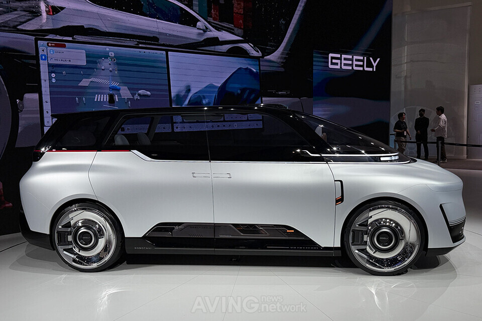 지리자동차그룹 24일(금, 현지 시각) ‘2026 베이징 국제 모터쇼'에서 선보인 중국 최초의 로보택시 전용 프로토타입인 ‘EVA 캡(EVA Cab)’ 외괸 모습. | 촬영-에이빙뉴스