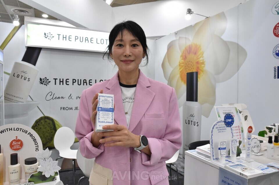 인터참 코리아 2026에 참가한 더로터스 제품을 소개하는 오유진 대표 모습 | 촬영 - 에이빙뉴스